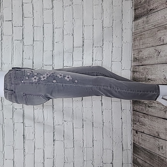 Artisan NY Embroidered Flower High-Rise Skinny Crop Ankle Jeans in Gray & Pink - Picture 3 of 17